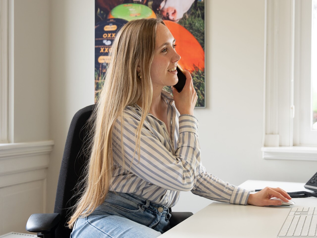 Loïs bellen bij bureau gespiegeld