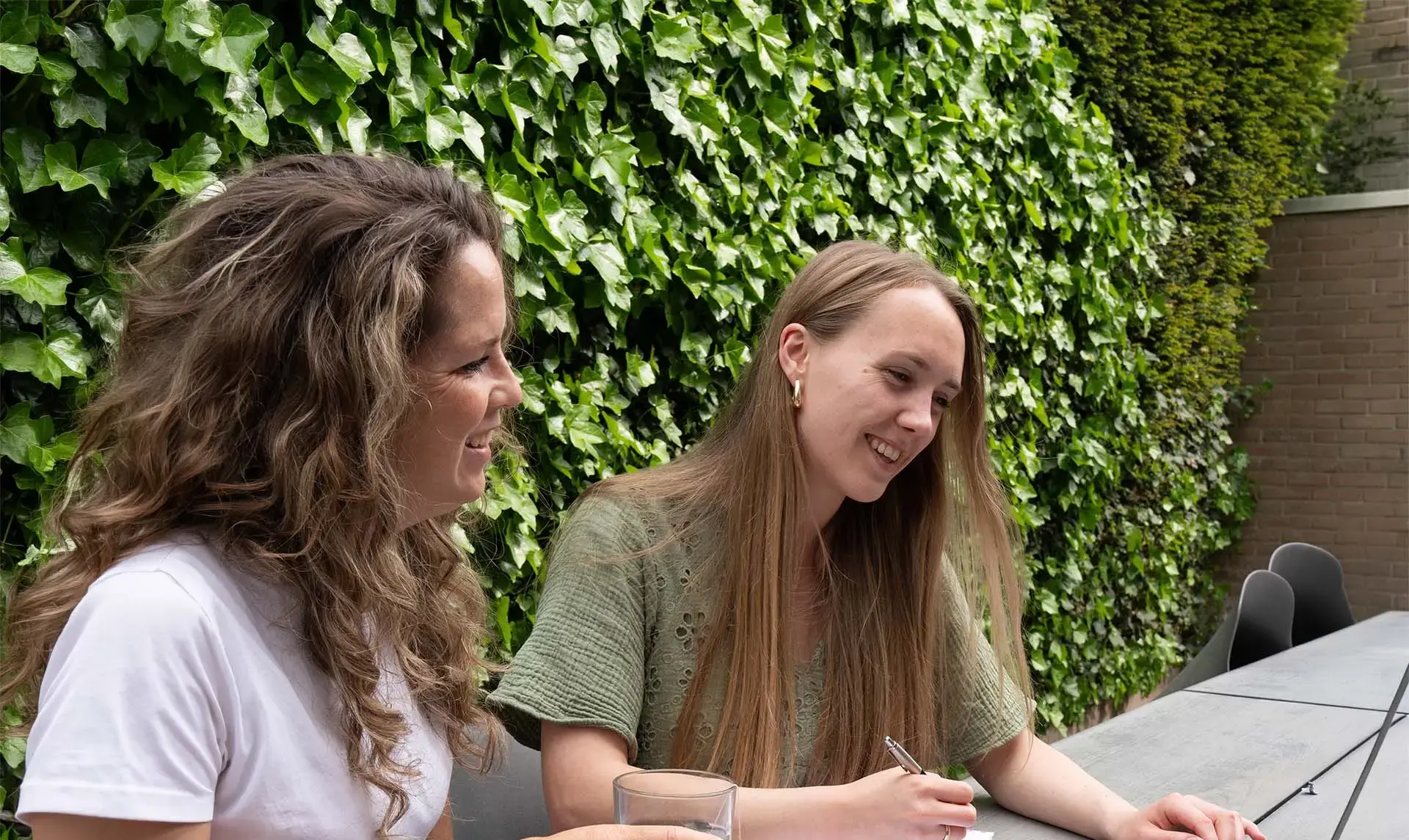 Lois en Vivienne overleggen buiten bijgesneden