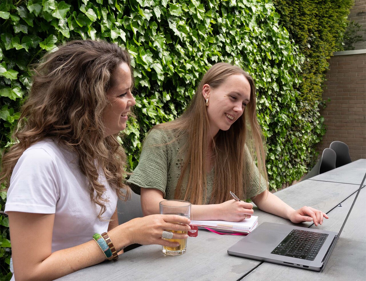 Lois en Vivienne overleggen buiten