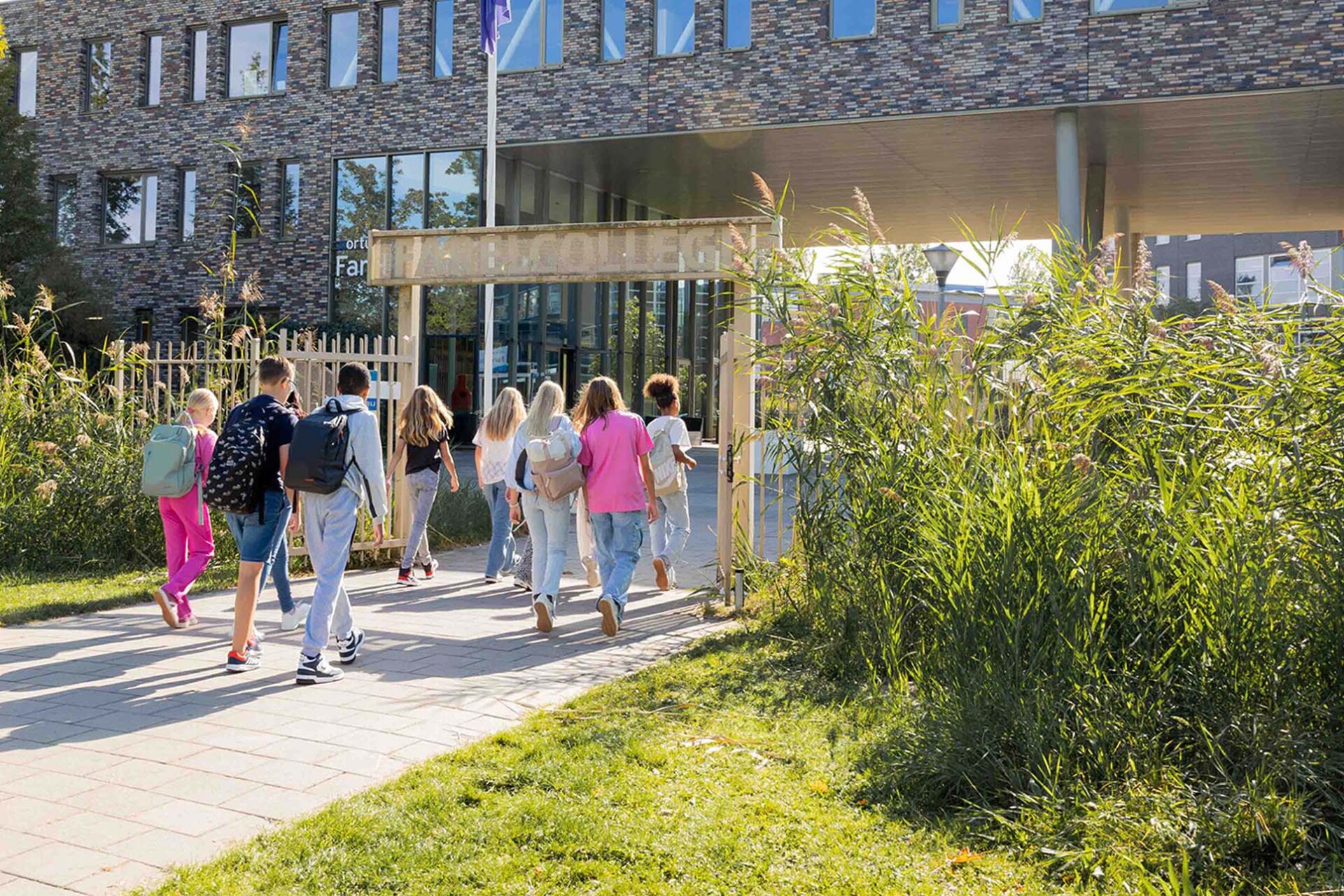 Portus Farelcollege leerlingen lopen naar binnen